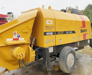 2019 مضخة الخرسانة الثابتة المستعملة HBT60C 65m3 / H بمحرك ديزل